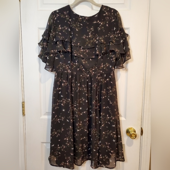 Torrid Plus Size 1 Black Floral/Bird Print Chiffon Ruffled Wrap Dress S/S Mini - Picture 3 of 8